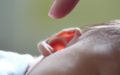 Cuidados después de la colocación de pendientes a bebés
